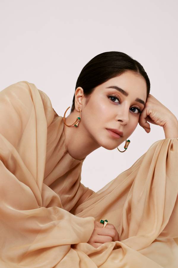 فستان من Tony Ward  مجوهرات من Marli New York