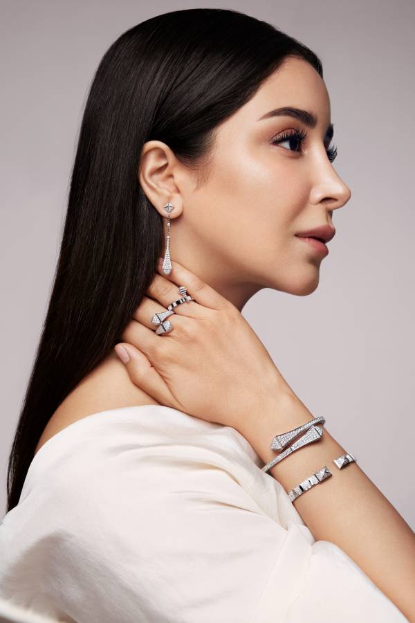 كاب وسروال من Carolina Herrera  مجوهرات من Marli New York