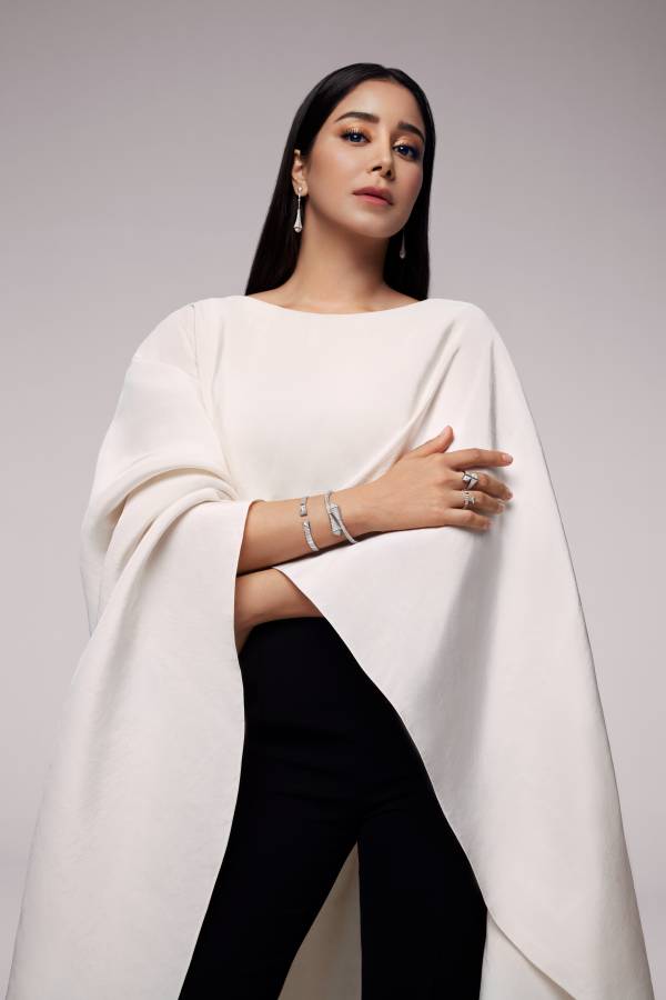 كاب وسروال من Carolina Herrera  مجوهرات من Marli New York