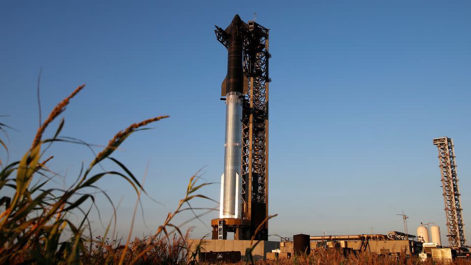 تجلس مركبة الفضاء Starship من الجيل التالي التابعة لشركة SpaceX فوق معززها الصاروخي القوي Super Heavy يوم السبت قبل اختبار الطيران السادس في منصة الإطلاق التابعة للشركة بالقرب من براونزفيل، تكساس. - جو سكيبر / رويترز