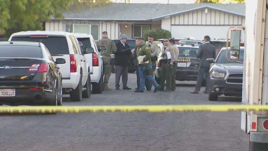 وشوهد المحققون ومحققو الحرائق في إدارة الإطفاء في مقاطعة لوس أنجلوس وهم يمشطون المنطقة بحثًا عن أدلة في الساعة السابعة صباحًا يوم السبت. (كتلا)