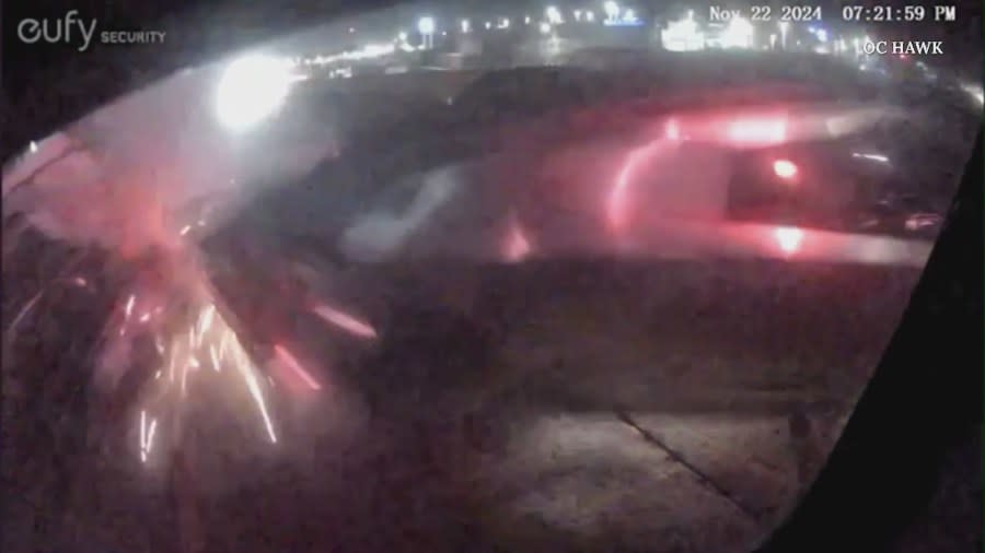 تم نقل رجل إلى المستشفى بعد أن اصطدمت شاحنته الصغيرة بسيارة Tesla Cybertruck، والتي اصطدمت بعد ذلك بسيارتين أخريين، على الطريق السريع في مقاطعة أورانج. 22 نوفمبر 2024. (أو سي هوك)