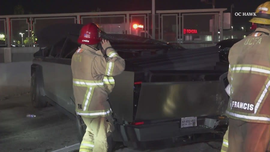 تم نقل رجل إلى المستشفى بعد أن اصطدمت شاحنته الصغيرة بسيارة Tesla Cybertruck، والتي اصطدمت بعد ذلك بسيارتين أخريين، على منحدر على الطريق السريع في مقاطعة أورانج. 22 نوفمبر 2024. (أو سي هوك)