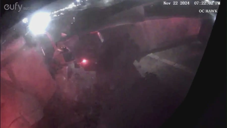 تم نقل رجل إلى المستشفى بعد أن اصطدمت شاحنته الصغيرة بسيارة Tesla Cybertruck، والتي اصطدمت بعد ذلك بسيارتين أخريين، على منحدر على الطريق السريع في مقاطعة أورانج. 22 نوفمبر 2024. (أو سي هوك)