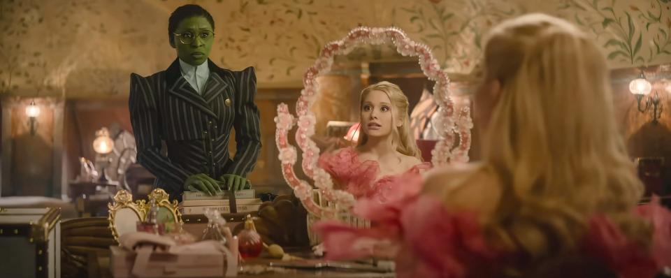 سينثيا إريفو وأريانا غراندي في فيلم Wicked.