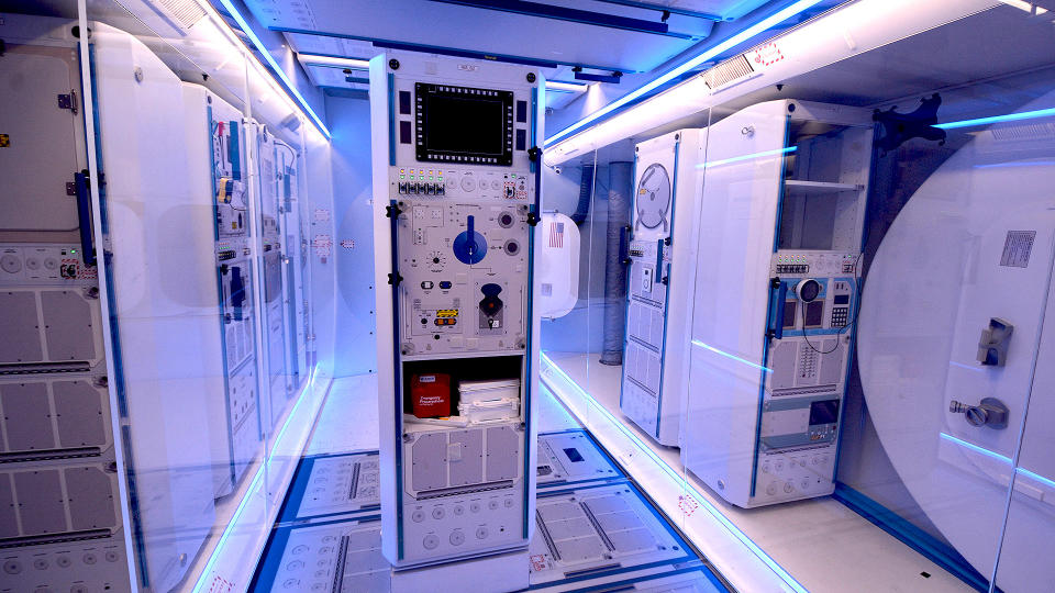 يشتمل الجزء الداخلي من نموذج الموطن المداري القمري لشركة Northrop Grummann على رفوف علمية ومنافذ لرسو السفن وأماكن لطاقم رواد الفضاء في تصميم مشابه لمحطة الفضاء الدولية.