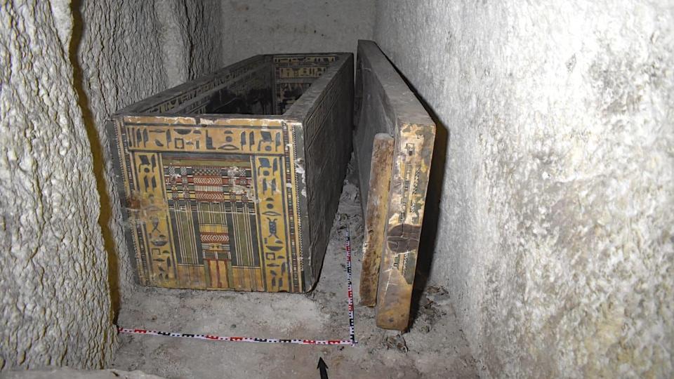 تابوت في مقبرة بالهيروغليفية