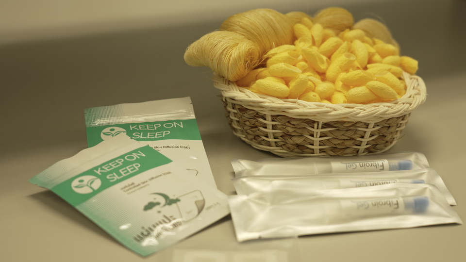 تم طرح أول منتج من ألياف الحرير من EngineLife، وهو عبارة عن رقعة جلدية من CBD لعلاج الأرق، للبيع في تايلاند في وقت سابق من هذا العام. - سي إن إن