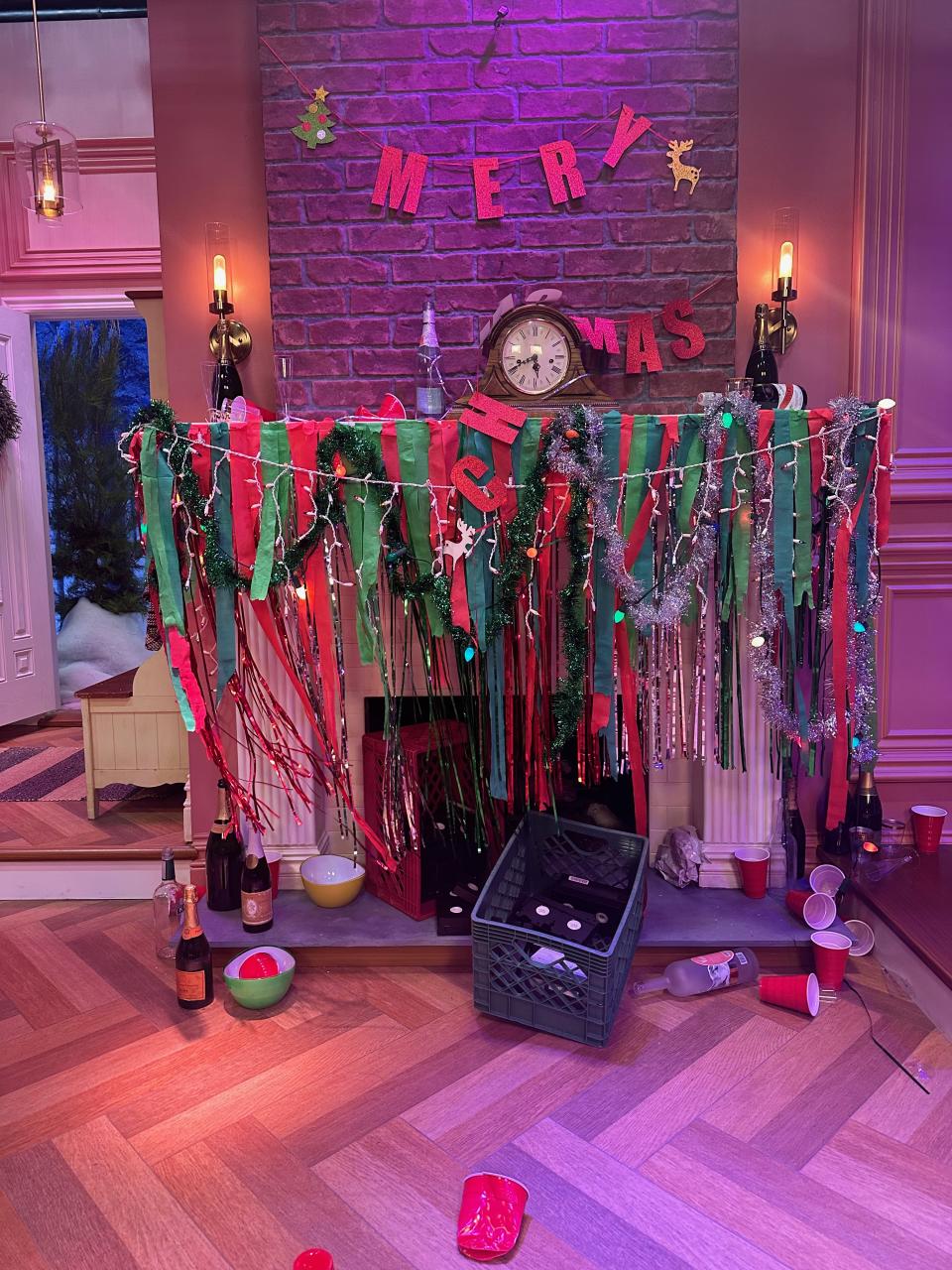 قال شيروود إنهم دمروا مجموعة أداء كاربنتر وتشابيل مما جعل الأمر يبدو وكأنه نهاية الثمانينيات [movie] حفلة موسيقية.