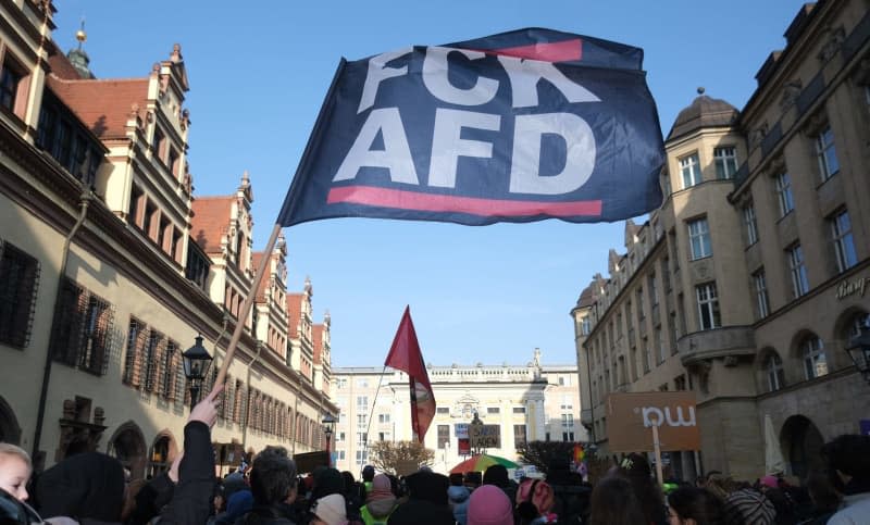 تجمع المشاركون في مظاهرة يسارية في وسط المدينة للاحتجاج على حدث حملة انتخابية AFD. تتم مظاهرات ضد التطرف اليميني والكراهية والتهميش الاجتماعي في العديد من المدن في جميع أنحاء ألمانيا في نهاية هذا الأسبوع. سيباستيان لاو/DPA