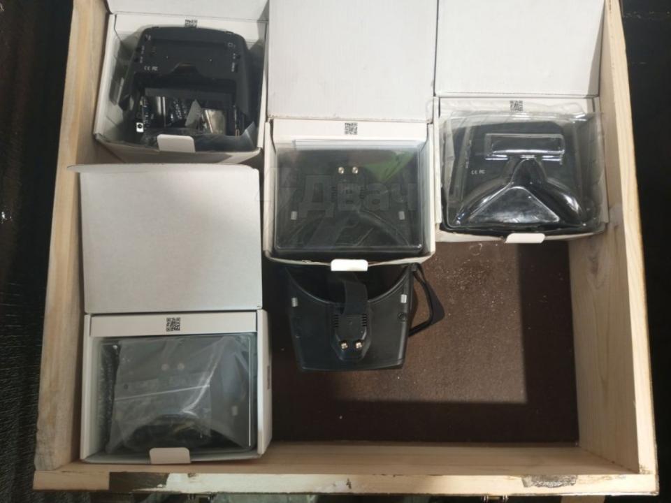 مربع من نظارات FPV المزعومة المزعومة المرسلة إلى القوات الروسية. (عبر X)