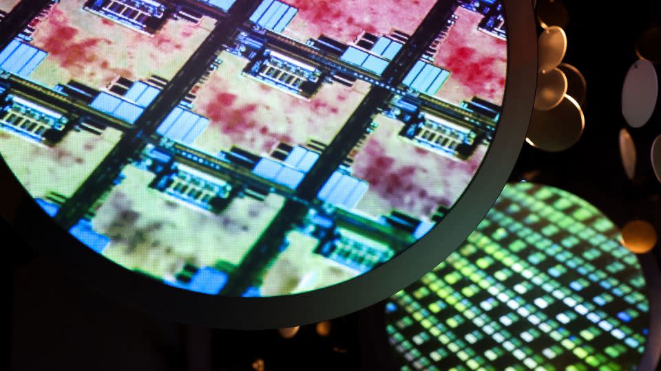 يتم عرض رقاقة إلكترونية في متحف TSMC للابتكار في Hsinchu ، تايوان ، في عام 2024 - I -Hwa Cheng/AFP/Getty Images