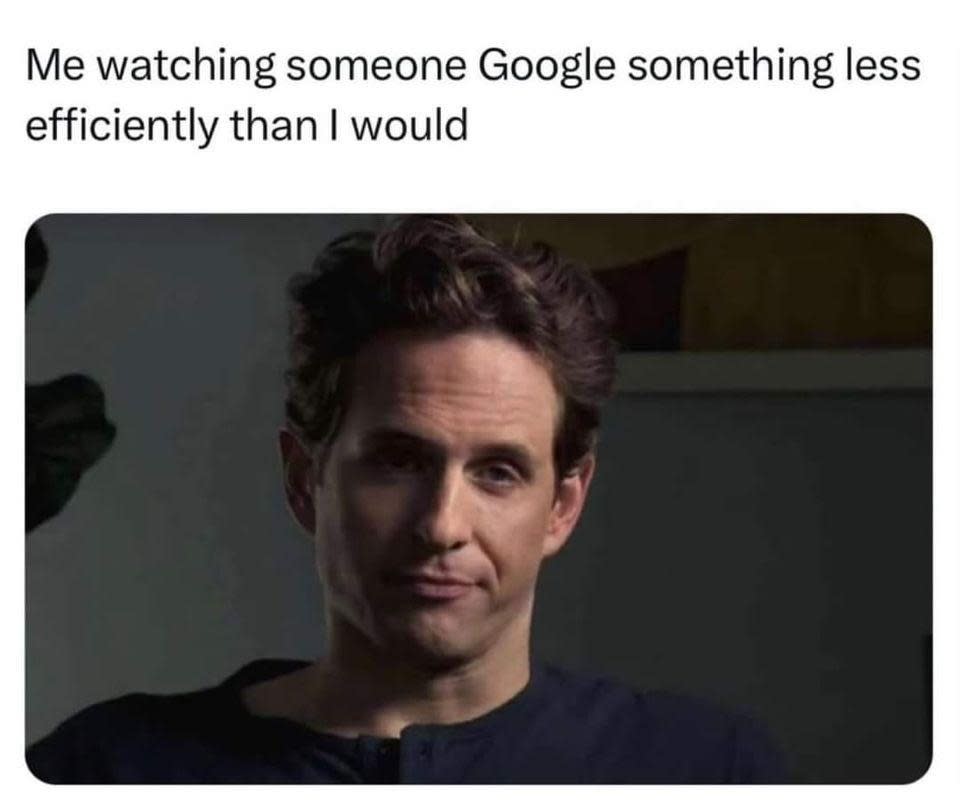 الشخص الذي لا يشعر بالإعجاب تحت النص ، "أنا أشاهد شخصًا Google شيئًا أقل كفاءة مني".