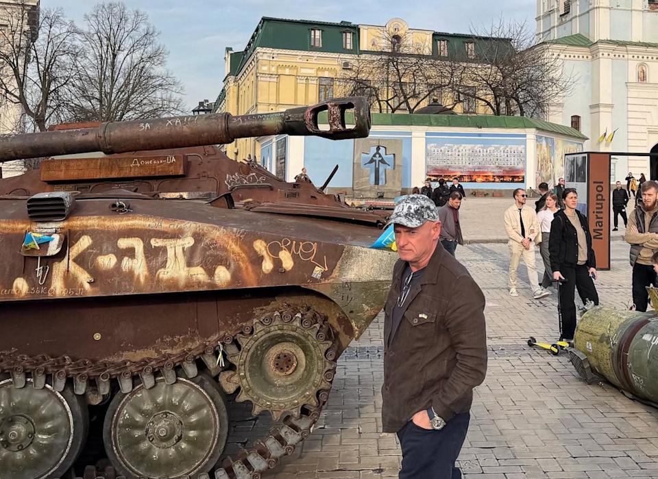 الصورة: السناتور مارك كيلي يزور أوكرانيا في صورة نشرها على حسابه على X. (@Senmarkkelly/X)