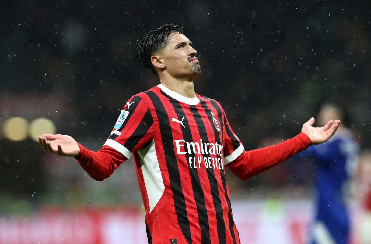 ميلانو ، إيطاليا - 15 مارس: يحتفل Tijjani reijnders من AC Milan بتسجيل هدف فريقه الثاني خلال المباراة A في دوري الدرجة الأولى بين Milan و Como في Stadio Giuseppe Mazza في 15 مارس 2025 في ميلانو ، إيطاليا. (تصوير ماركو لوزاني/غيتي إيمايز)