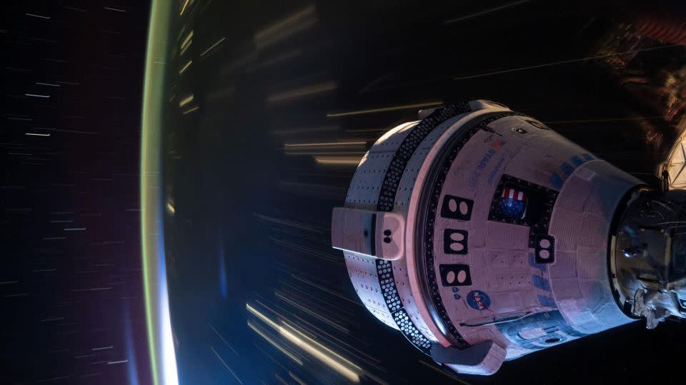 شوهدت مركبة الفضاء في Boeing Starliner مرسومة إلى محطة الفضاء الدولية في 3 يوليو 2024. تم التقاط هذه الصورة طويلة الأمد في الليل من مختبر المدارات حيث ارتفعت 258 ميلًا فوق غرب الصين. - ناسا