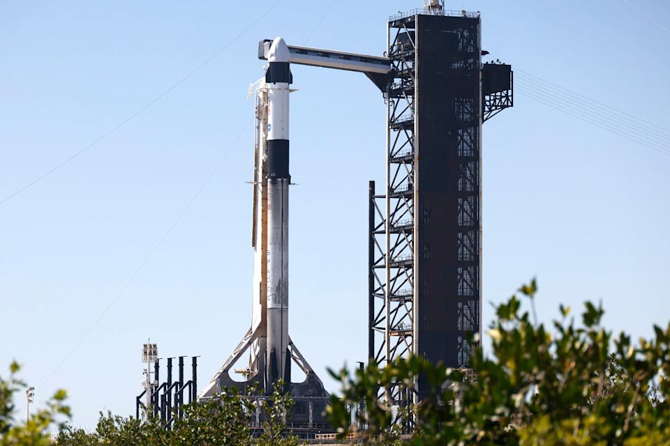 يقف صاروخ Spacex Falcon 9 مع Crew Dragon Spacecraft على استعداد في مركز Kennedy Space Center (Terry Renna / AP)