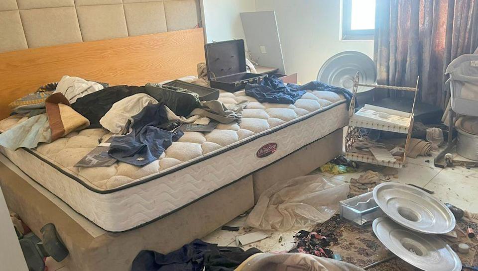 غرفة في منزل عبد الرحيم حمدان داجالو في ضاحية Khartoum الراقية في كرفوري - تظهر الملابس وحالة قصيرة فارغة على مرتبة عارية مع المقالي وأشياء أخرى تتناثر في جميع أنحاء الأرض.