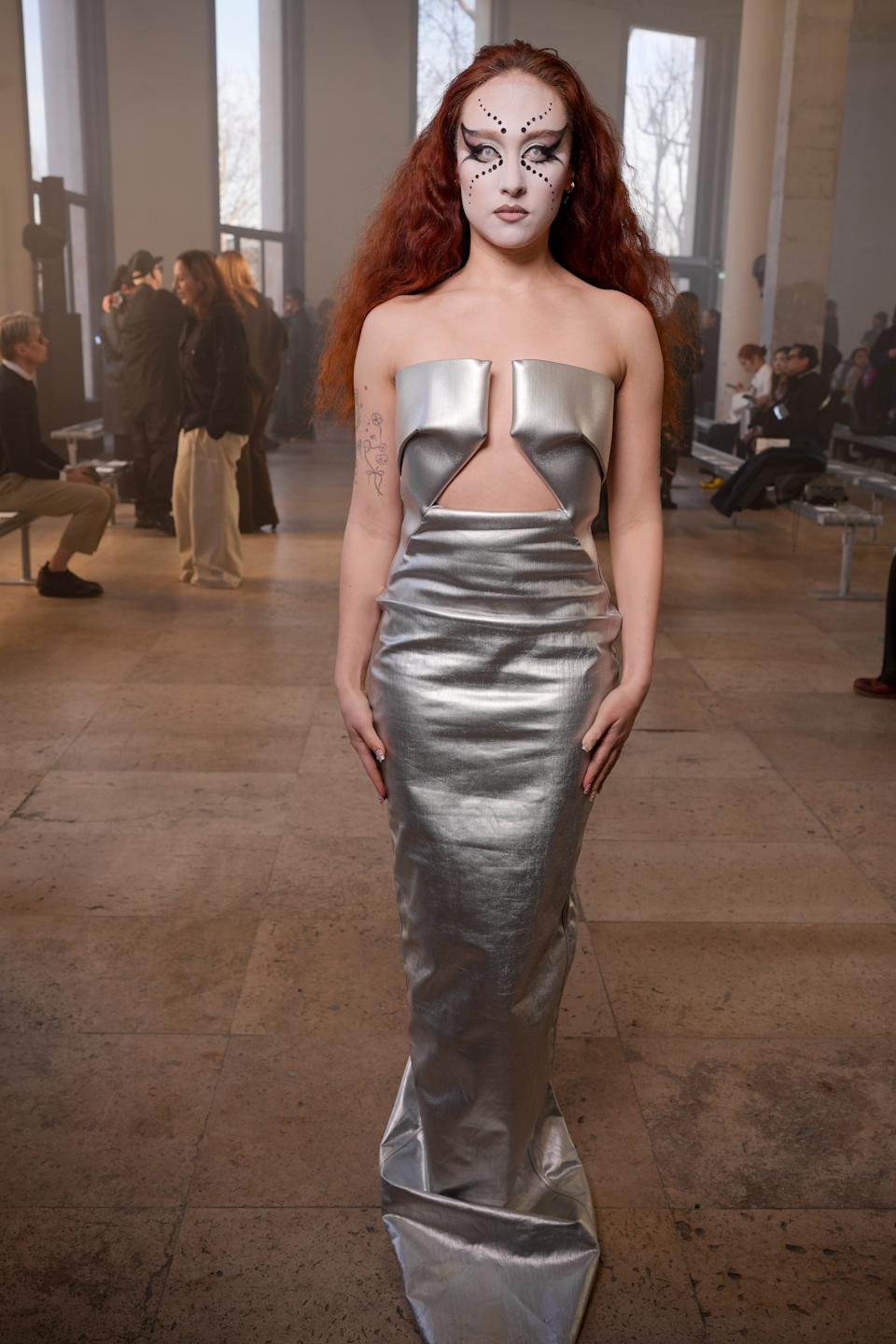 Chappell Roan في عرض أزياء Rick Owens Fall RTW 2025 كجزء من أسبوع الموضة في باريس في 6 مارس 2025 في باريس ، فرنسا. (تصوير Swan Gallet/WWD عبر Getty Images)