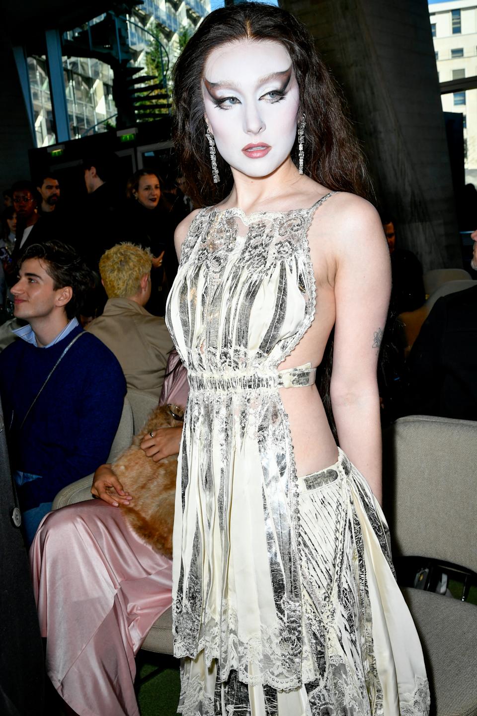Chappell Roan في عرض الأزياء Rabanne Fall RTW 2025 كجزء من أسبوع الموضة في باريس الذي أقيم في اليونسكو في 6 مارس 2025 في باريس ، فرنسا. (تصوير Dominique Maitre/WWD عبر Getty Images)