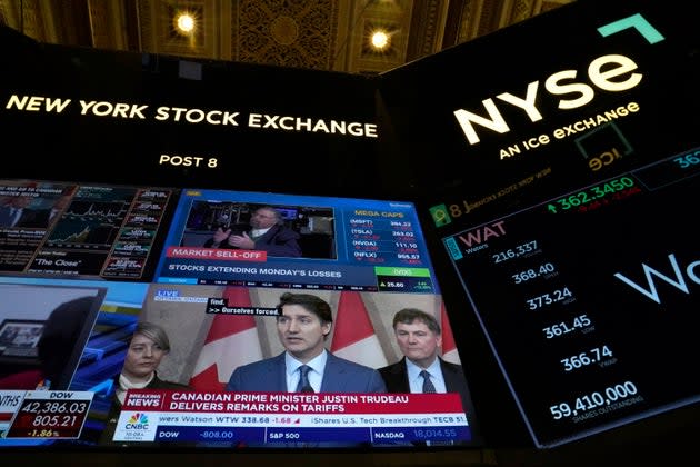 يعمل التجار على أرضية بورصة نيويورك (NYSE) في الحي المالي في مدينة نيويورك في 4 مارس 2025. (تصوير تيموثي أ. كلاري / AFP) (تصوير تيموثي أ.