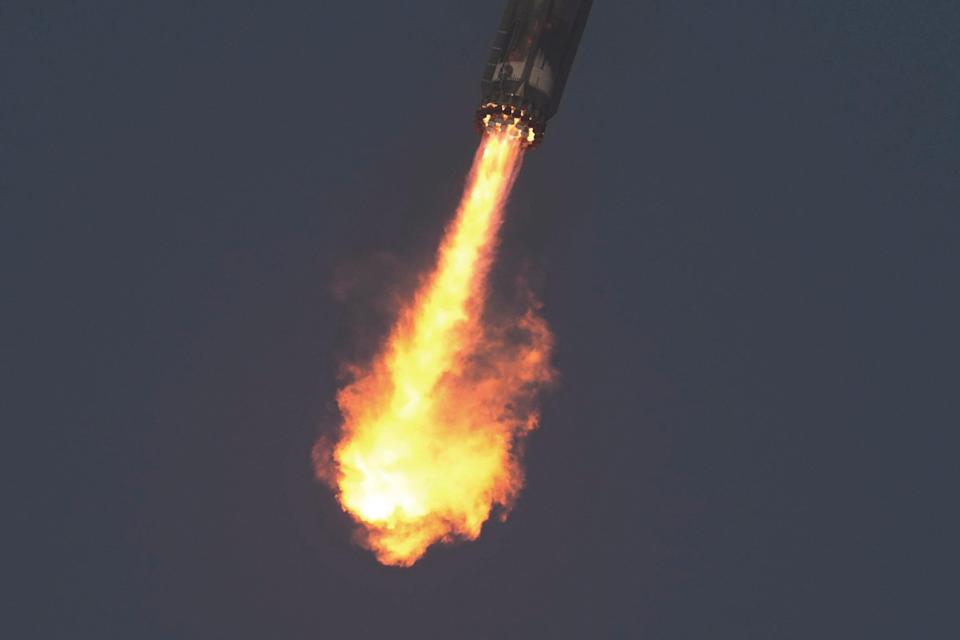 يتم استعادة معززة Rocket Starship Mega Rocket من SpaceX خلال رحلة اختبار من Starbase في بوكا تشيكا ، تكساس ، في 6 مارس 2025. / الائتمان: إريك جاي / أ.