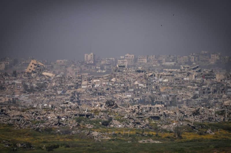 وجهة نظر عامة للتدمير في غزة التي شوهدت من الحدود بين إسرائيل وغزة. أطلقت إسرائيل سلسلة من الضربات الجوية ضد الجماعة الإسلامية الفلسطينية حماس في قطاع غزة يوم الثلاثاء بعد أن فشلت جهود لتوسيع وقف إطلاق النار. ilia yefimovich/dpa