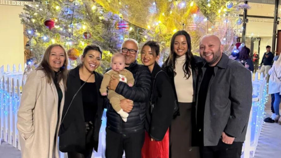 شوهد غلاديس ونيلسون جونزاليس مع بناتهما الثلاث وحفيدهم الشاب (مركز). (عائلة جونزاليس)