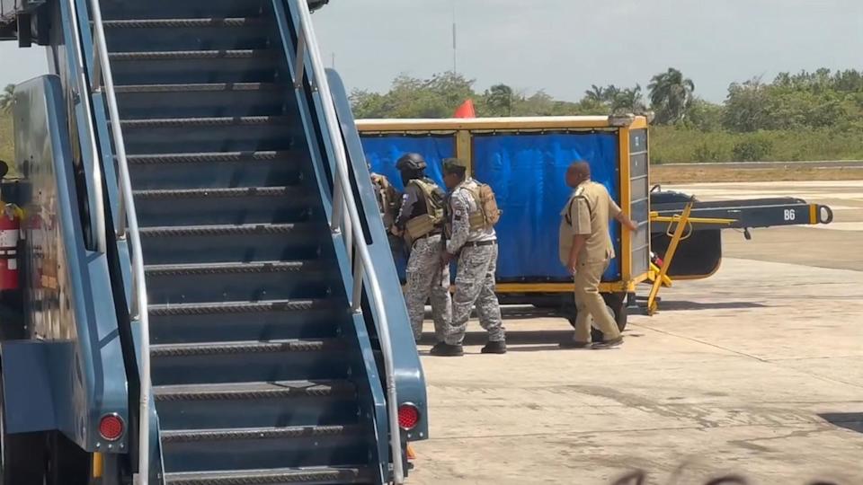 الصورة: في هذه الشاشة ، يتم عرض مسؤولي إنفاذ القانون على المشهد في بليز بعد اختطاف مواطن أمريكي طائرة صغيرة ، 17 أبريل 2025. (جيمس مالوني)
