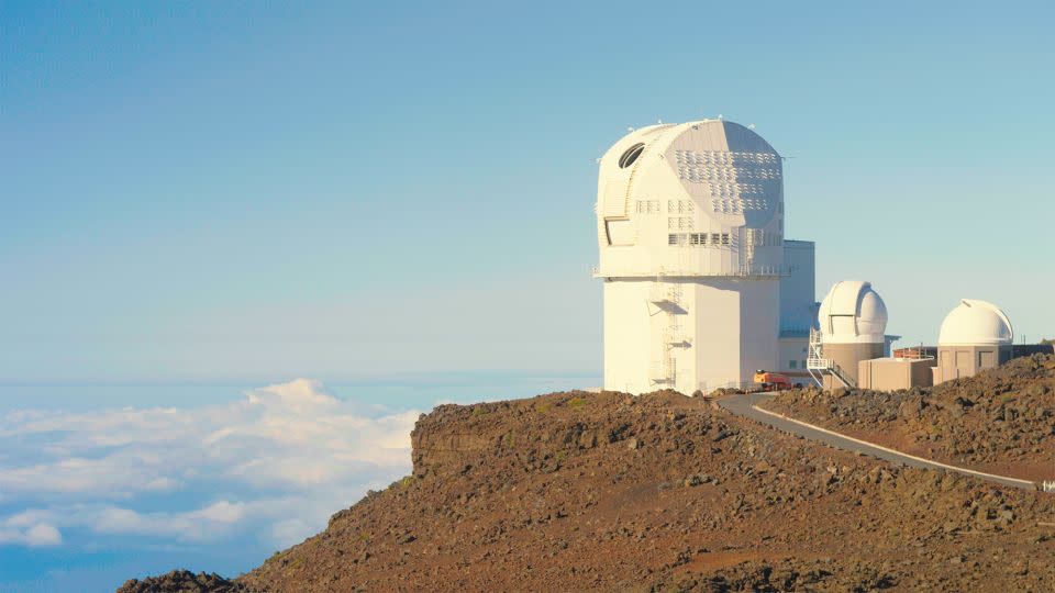 بالقرب من قمة جبل Haleakalā البركاني في Maui ، تم تعيين تلسكوب NSF Daniel K. Inouye Solar Telescope ليمهد الطريق لأعمق نجمنا المحلي. - NSF/NSO/Aura