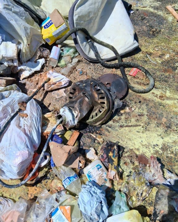 وقال مسؤولو المدينة إن إحدى الشاحنة المذهلة اشتعلت فيها النيران بسبب سخان الفناء.