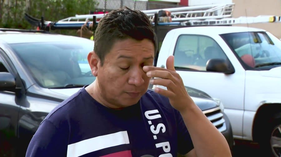 يتحدث Javier Ibarra إلى KTLA في 29 أبريل 2025 ، وهو يروي اللحظة المرعبة التي يضربها المشتبه به مرارًا وتكرارًا أثناء الصراخ عنصريًا. (KTLA)