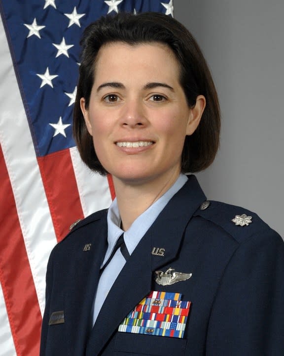 الميجور نيكول ملاشوفسكي هي أول طيار في سلاح الجو الأمريكي ثندربيردز. يقع Thunderbirds في واشنطن لتفاني النصب التذكاري للقوات الجوية ، المقرر عقده في 14 أكتوبر (صورة سلاح الجو الأمريكي)