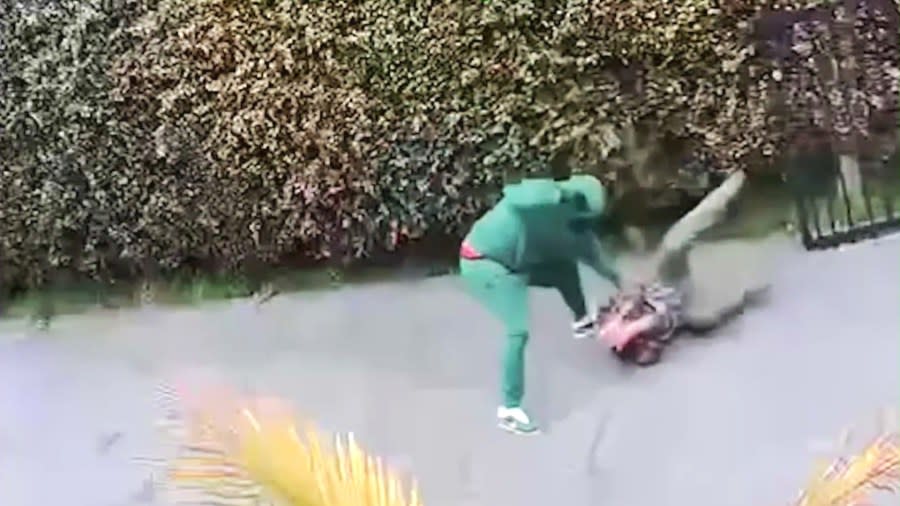 تم التقاط شريط فيديو للمراقبة اللحظة التي صعد فيها المشتبه به إلى خافيير إبارا خارج منزله في إنجلوود وبدأ في اللكم بعنف وينبث به أثناء الصراخ عنصريًا في 15 أبريل 2025. (قسم شرطة إنجلوود)