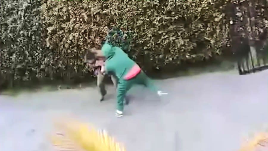 تم التقاط شريط فيديو للمراقبة اللحظة التي صعد فيها المشتبه به إلى خافيير إبارا خارج منزله في إنجلوود وبدأ في اللكم بعنف وينبث به أثناء الصراخ عنصريًا في 15 أبريل 2025. (قسم شرطة إنجلوود)