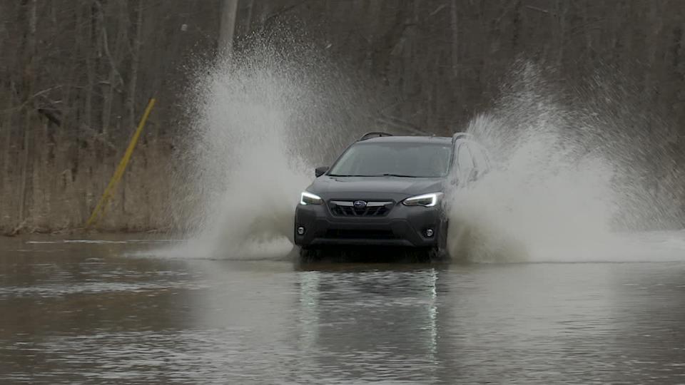 سائق يسير عبر شارع ليك ريد الذي غمرته الفيضانات بعد العواصف. (1 أبريل 2025)