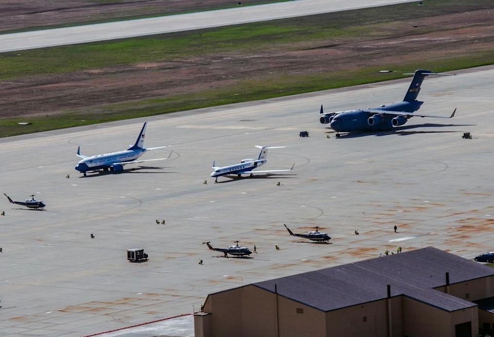 يجلس 89 جناح الجوية C-40 و C-37 بالقرب من طائرات الهليكوبتر Iroquois UH-1N و C-17 Globemaster III في قاعدة المشتركة أندروز.