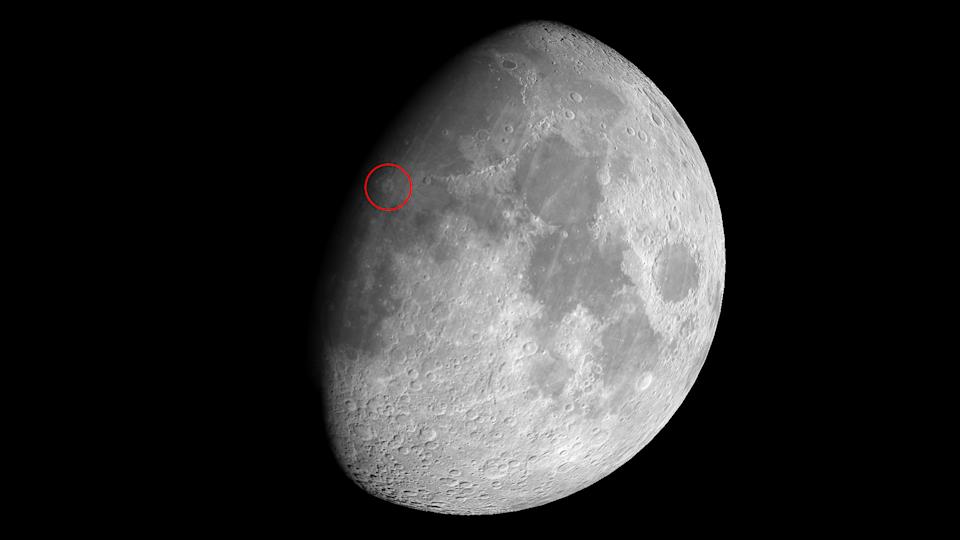 شاهد الحفرة القمرية Copernicus بالقرب من Terminator's Moon في 27 أغسطس 2020.