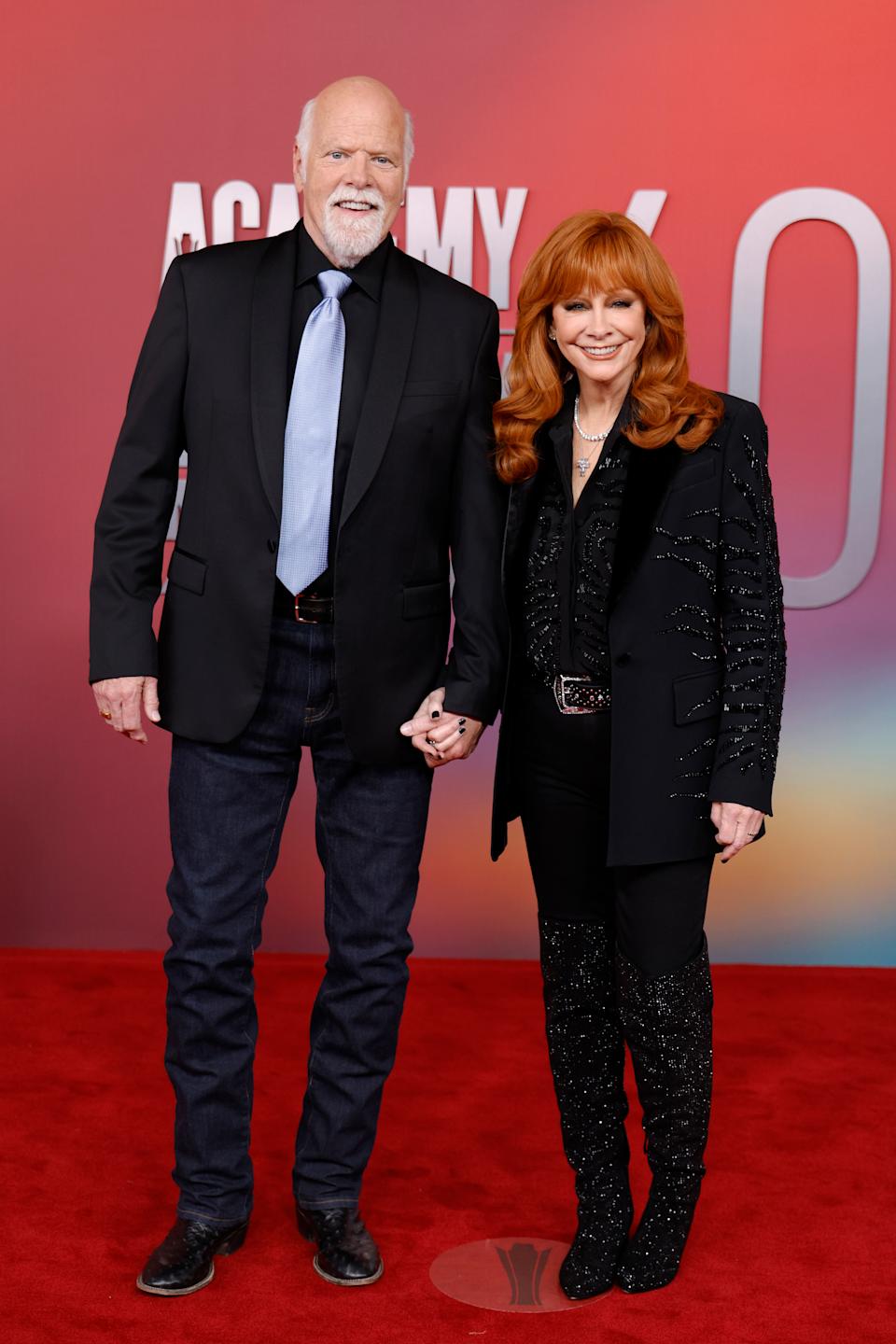 Rex Linn و Reba McEntire على السجادة الحمراء.
