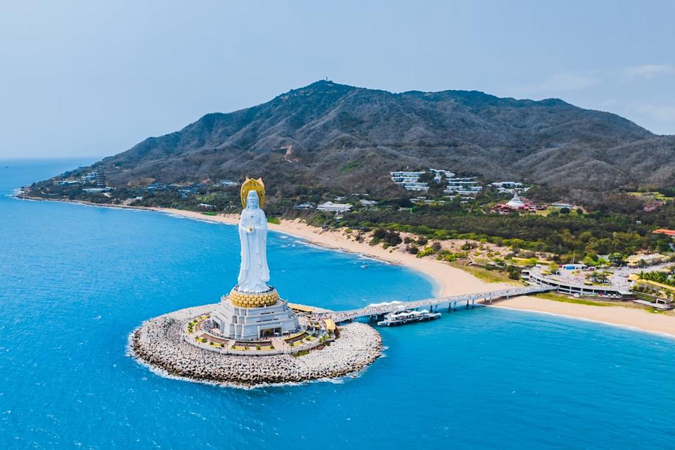 يقع Guanyin 108 متر من Nanshan خارج ساحل Sanya (Getty Images)
