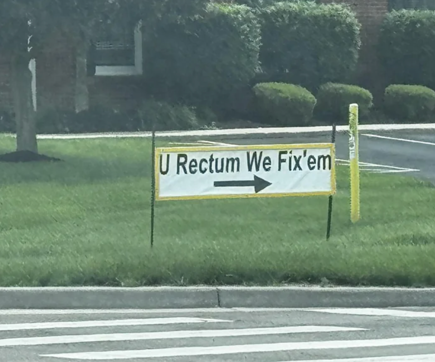 تسجل على العشب يقرأ: "u rectum نحن نصلح" مع سهم يشير إلى حق