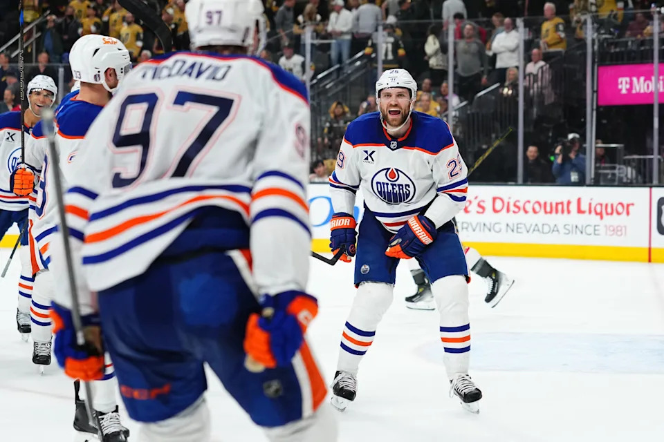 يحتفل McDavid و Draisaitl بالفائز في اللعبة. (Jeff Bottari/NHLI عبر Getty Images)