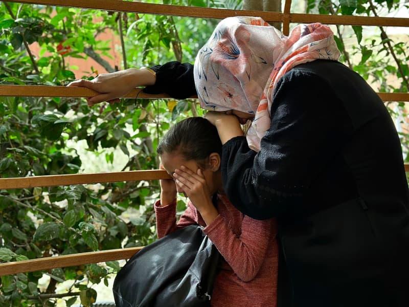 أقارب الفلسطينيين ، الذين قُتلوا بسبب هجمات إسرائيلية على شقة سكنية في منطقة حمادة أبراج في خان يونيس ، حدادًا في مستشفى ناصر. Doaa el-Baz/APA صور عبر Zuma Press Wire/DPA