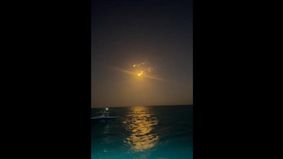حطام ناتج عن تفكك رحلة سبيسكس ستارشيب هروب المرحلة العليا في جزر البهاما في هذا الرأي ، التي استولت عليها الصحفية ستيفاني والديك.