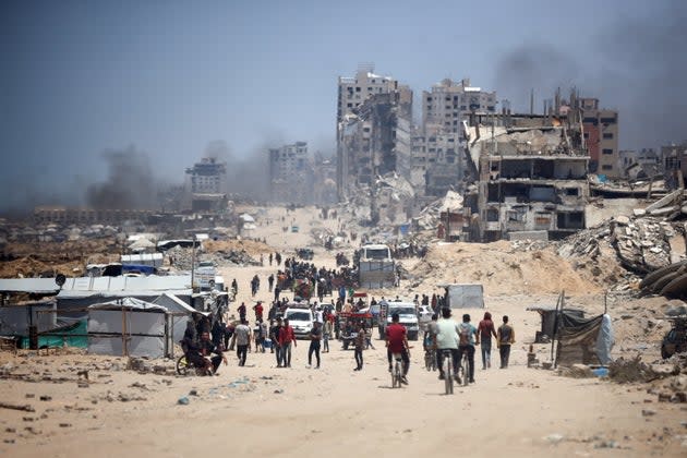 يتنقل الناس يوم الأحد على طول طريق الرشيد في غزة ، وهو الطريق الوحيد الذي يربط بين الأجزاء الشمالية والجنوبية من الأراضي الفلسطينية.