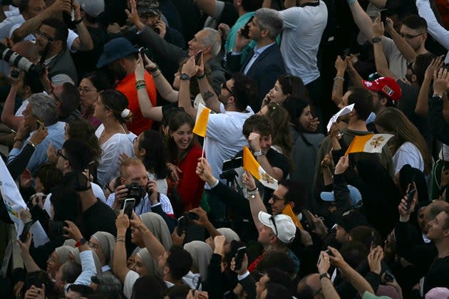 يتفاعل الناس وعلامات الفاتيكان حيث انتخب كرادلة الدخان الأبيض البابا جديدًا خلال نقطتهم في الفاتيكان في 8 مايو 2025.