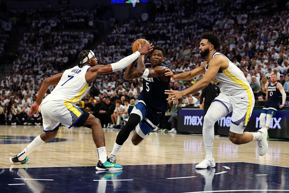 عاد إدواردز من إصابة في الكاحل في منتصف المباراة وسجل 20 نقطة في فوز المباراة 2. (David Berding/Getty Images)