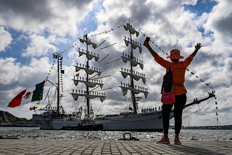 امرأة موجات في Cuauhtémoc في Havana Harbour في 28 أبريل 2025 (AFP عبر Getty Images)
