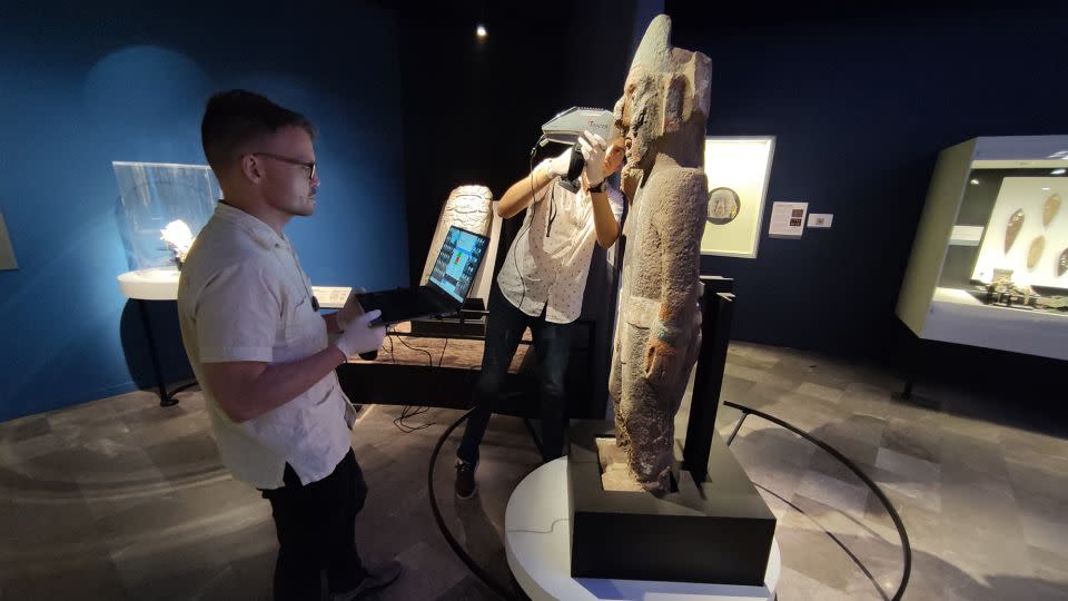 مكّن المسح الضوئي للأشعة السينية المحمولة من القطع الأثرية ، بما في ذلك ترصيع Obsidian على التماثيل ، الفريق من تحليل الزجاج البركاني بطريقة غير مدمرة. - ليوناردو لوبيز لوجان/مجاملة رئيس بلدية تيمبلو ، إيناه