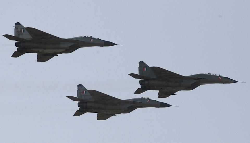 تطير طائرات الجوية الهندية MIG-29 خلال عرض جوي في قاعدة Bhuj Airbase ، على بعد حوالي 350 كم (217 ميلًا) غربًا من مدينة أحمد آباد الهندية الغربية 15 فبراير 2007.
